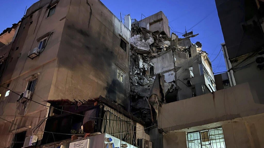 Aftermath of an Israeli attack on the Hezbollah stronghold in southern Beirut (Photo: Hussein Malla / AP) תקיפה בדאחייה בביירות