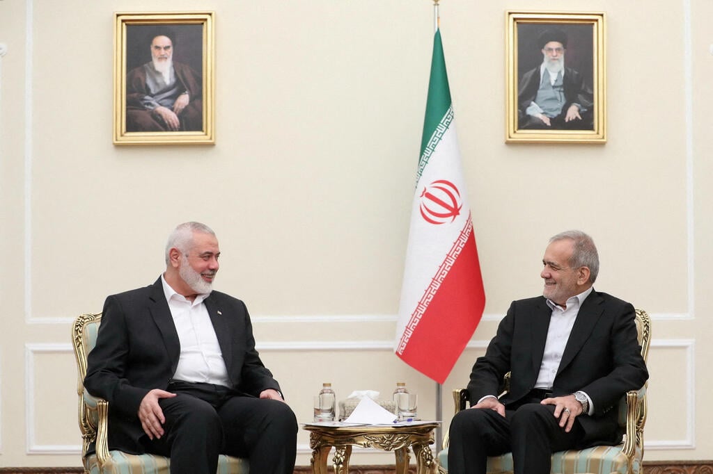 Haniyeh with Iranian President Masoud Pezeshkian (Photo: Reuters) איסמעיל הנייה עם נשיא איראן מסעוד פזשכיאן