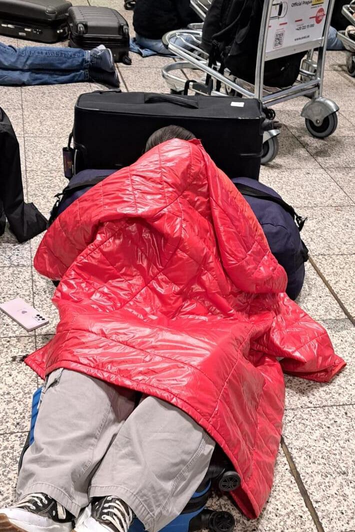 ישראלים בשדה התעופה בפראג (צילום: אמיתי תומר) ישראלים בשדה התעופה בפראג