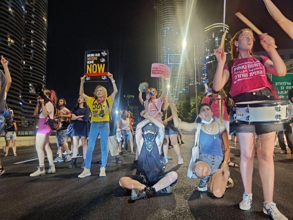 מפגינים חוסמים את איילון, הערב (צילום: תום חפר) מפגינים חוסמים את איילון ביום ה-302 למלחמה