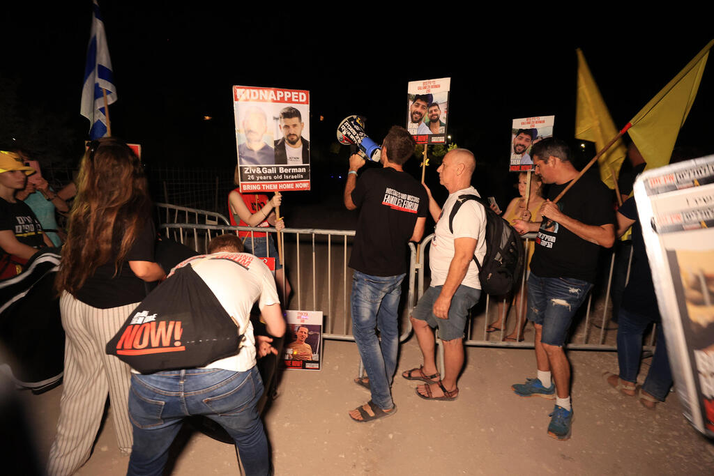 הפגנה מול ביתו של שר הביטחון יואב גלנט במושב עמיקם (צילום: אלעד גרשגורן) מפגינים מול ביתו של יואב גלנט בעמיקם ביום ה-302 למלחמה