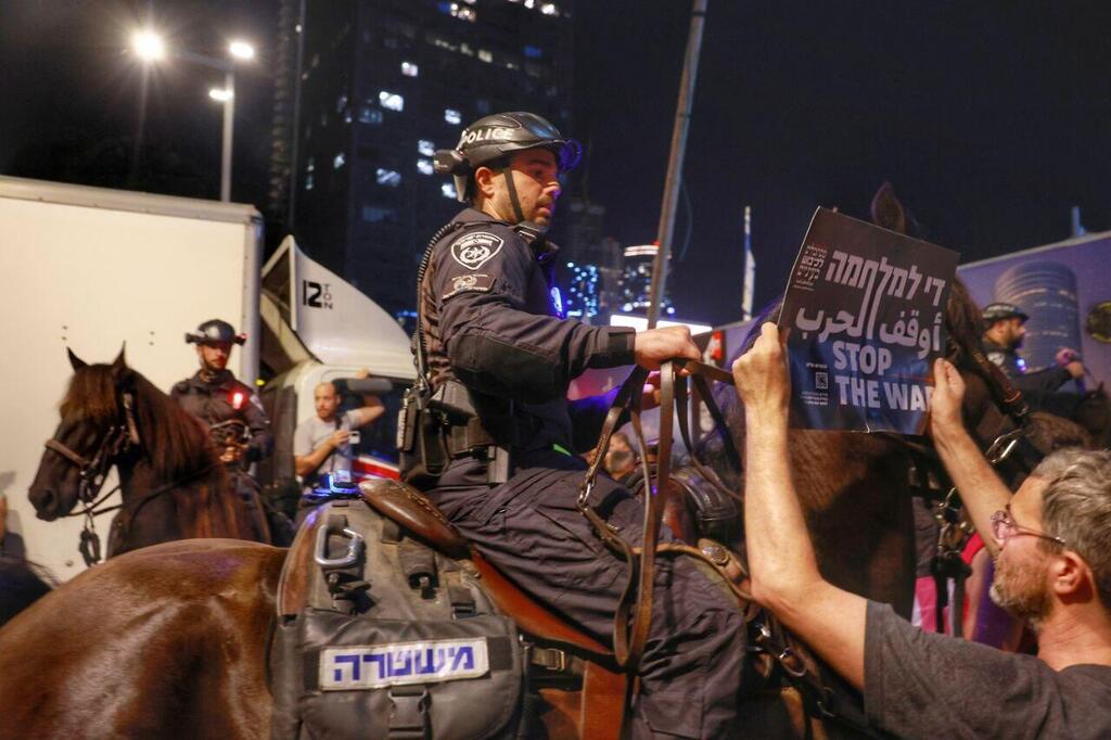 עימותים בין השוטרים למפגינים בהפגנה למען השבת החטופים בת"א (צילום: דנה קופל) עימותים בין השוטרים למפגינים בהפגנה למען השבת החטופים בתל אביב ביום ה-302 למלחמה