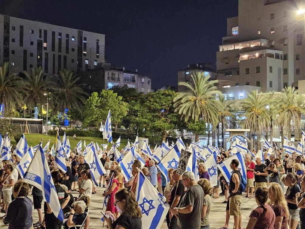 הפגנה ברחבת קניון ערים שבכפר סבא (צילום: עילאי הרסגור - הנדין) הפגנה נגד ראש הממשלה ברחבת קניון ערים שבכפר סבא ביום ה-302 למלחמה
