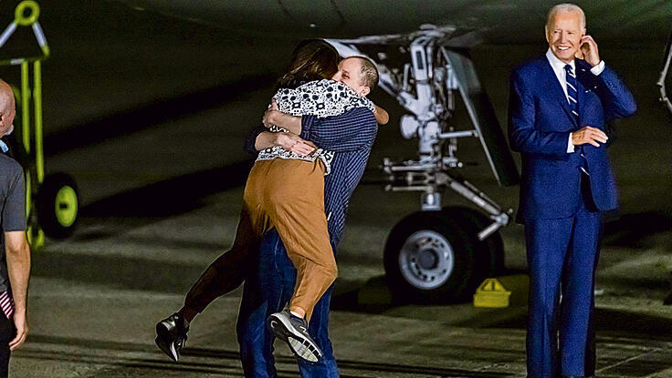 חיבוק של אמא. אמו של גרשקוביץ מזנקת לעבר בנה | צילום:Kevin Mohatt, רויטרס, yk14024766