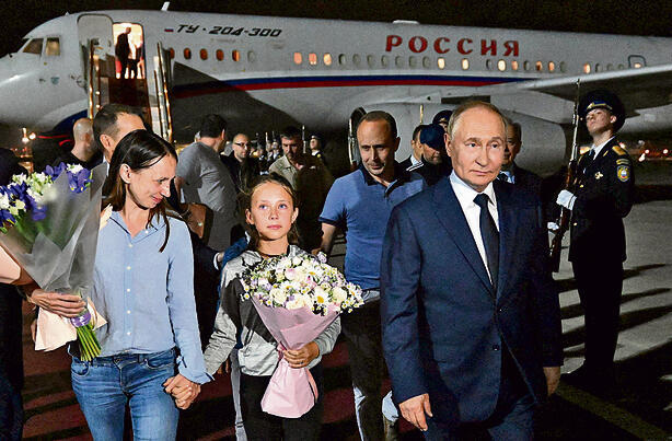 כמו בסדרה "האמריקאים". פוטין עם משפחת דולצב | צילום: Mikhail Voskresensky, רויטרס yk14024769