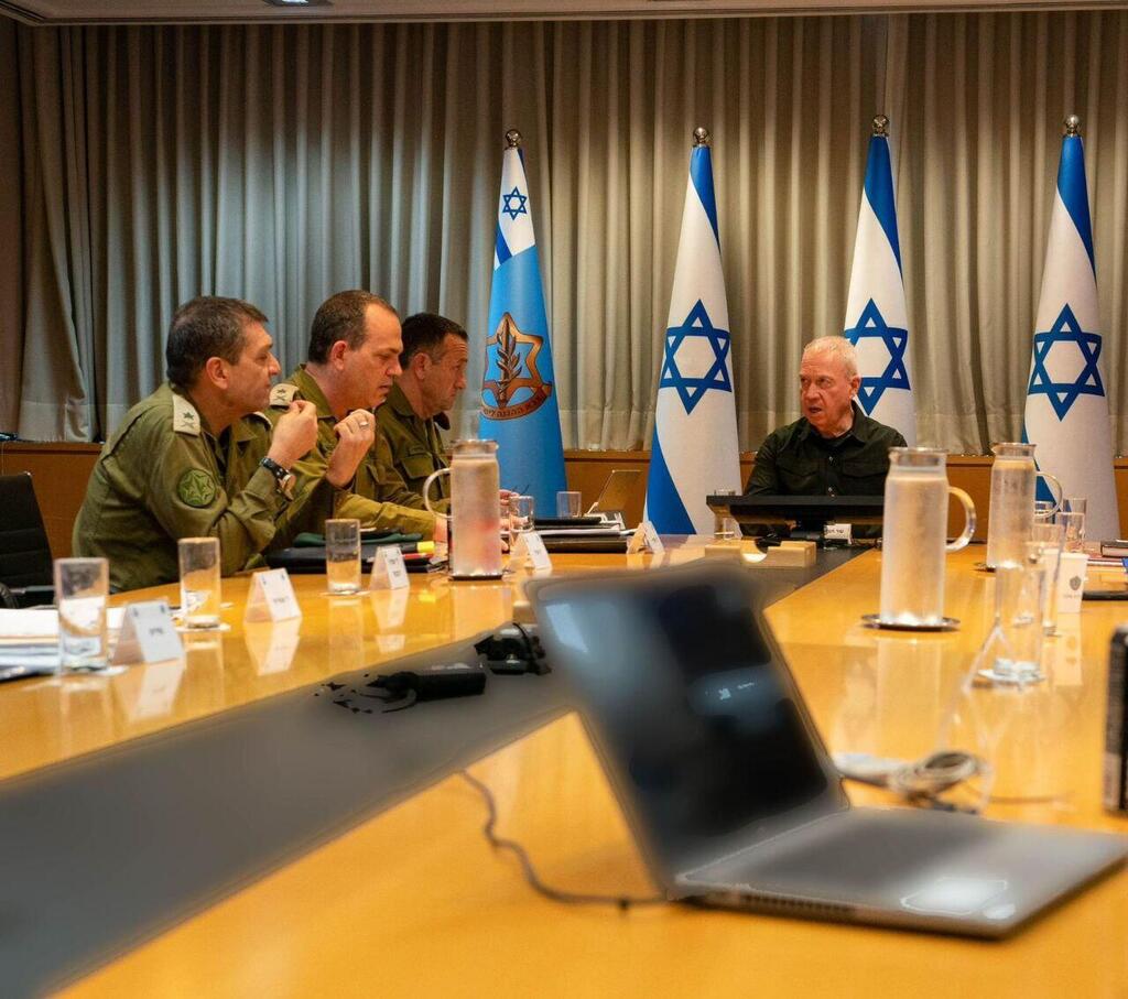 Defense Minister Gallant supported withdrawing for humanitarian purposes (Photo: Ariel Hermoni, MoD) דיון חשיבה של שר הביטחון יואב גלנט, הרמטכ״ל רב-אלוף הרצי הלוי ועוד גורמים ביטחוניים בכירים