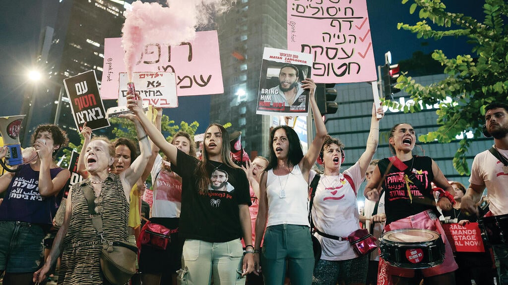 ראשי מערכת הביטחון רואים בעסקת החטופים הזדמנות. הפגנה בת"א שלשום (צילום: דנה קופל) yk14027098