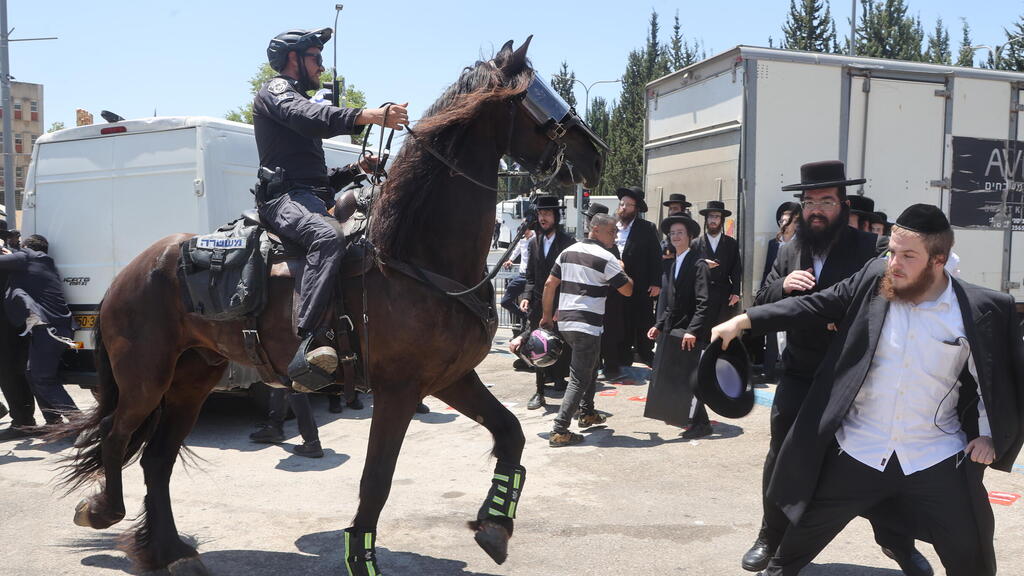 ההפגנה בתל השומר, הבוקר (צילום: יריב כץ) חרדים מפגינים בלשכת הגיוס בתל השומר