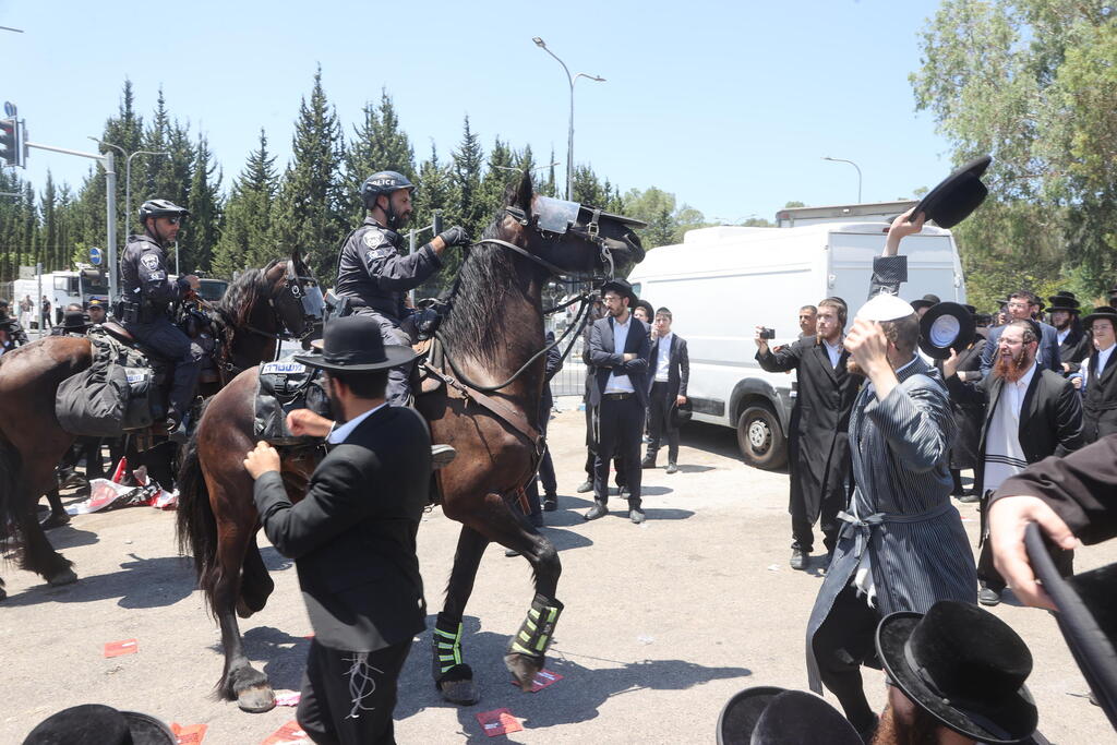 Ultra-Orthodox demonstration next to IDF recruitment post (Photo: Yariv Katz) חרדים מפגינים בלשכת הגיוס בתל השומר
