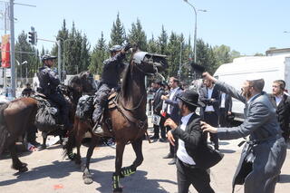 חרדים מפגינים בלשכת הגיוס בתל השומר