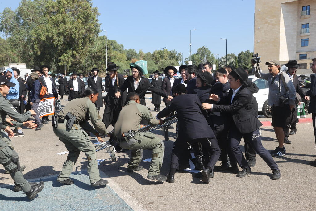 חרדים מפגינים בלשכת הגיוס בתל השומר