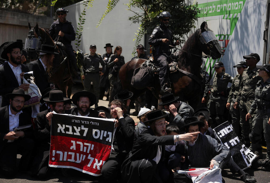 חרדים מפגינים בלשכת הגיוס בתל השומר (צילום: REUTERS/Ricardo Moraes) חרדים מפגינים בלשכת הגיוס בתל השומר