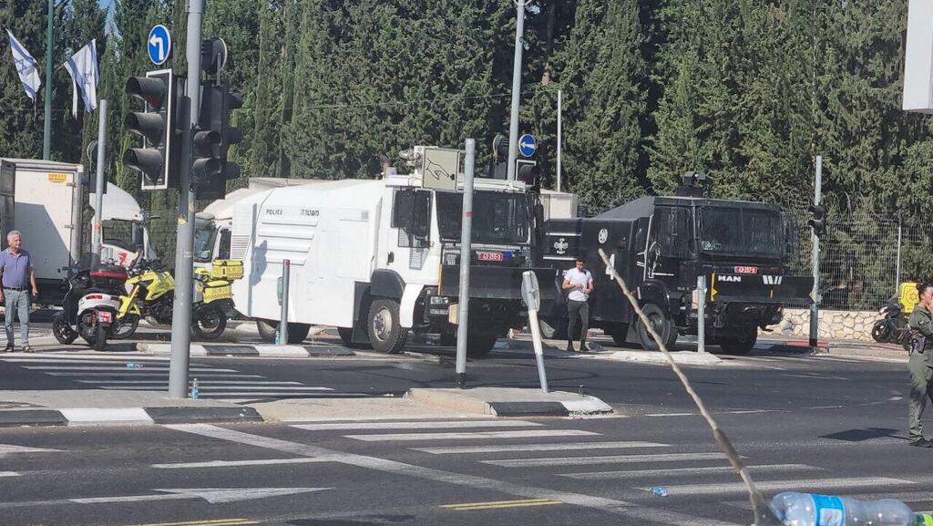 המכת"זית שהגיעה לאזור ההפגנה חרדים מפגינים בלשכת הגיוס בתל השומר