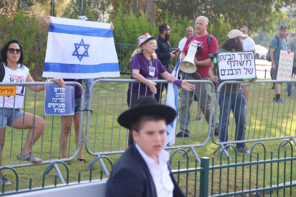 "אימהות בחזית" במחאה מול הבקו"ם