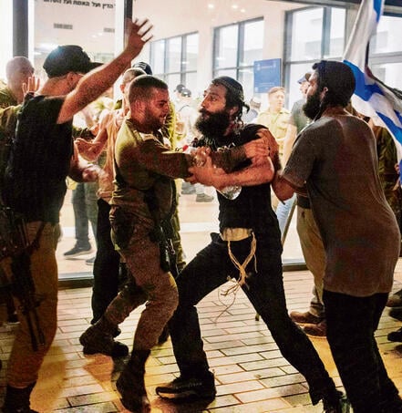 Riots in Beit Lid (Photo: AFP) yk14027498
