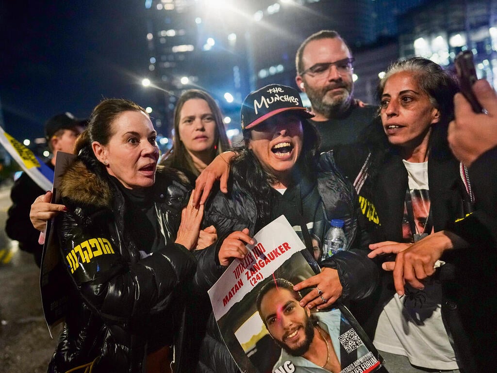 "זה פחות באופי שלי להיות בפרונט, אבל באמת שאין לי אופציה אחרת". עם עינב צנגאוקר, בהפגנה למען עסקת חטופים (צילום: AP) yk14029585