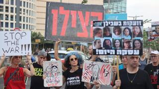 משפחות החטופים במחאה נגד הממשלה בשער בגין