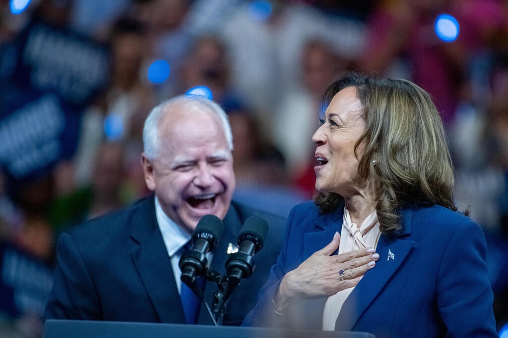 האריס עם הסגן טים וולז (צילום: EPA/DAVID MUSE) קמלה האריס עם הסגן המיועד טים וולז עצרת בחירות פילדלפיה פנסילבניה ארה"ב