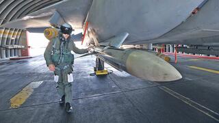 רס"ן נ' ליד המטוס החמוש