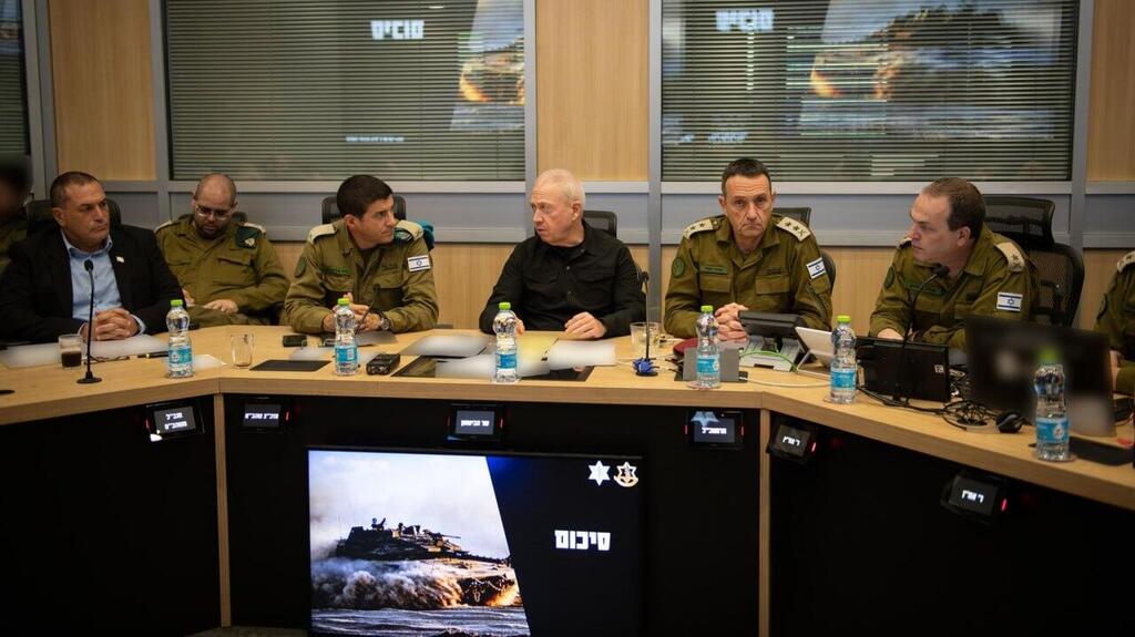 הרמטכ"ל לצד שר הביטחון. הערכת מצב בשבוע שעבר בקריה (צילום: שחר יורמן, תקשורת שר הביטחון) שר הביטחון יואב גלנט, קיים היום הערכת מצב בחמ״ל חטיבת המבצעים, יחד עם הרמטכ״ל רב-אלוף הרצי הלוי