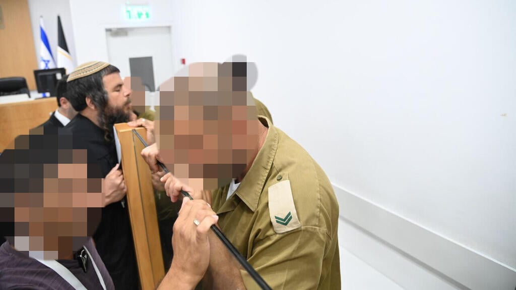 המילואימניקים מובאים לדיון בערעור (צילום: יאיר שגיא) המילואימניקים מובאים לדיון ערעור בהארכת מעצרם בבית הדין הצבאי בבית ליד