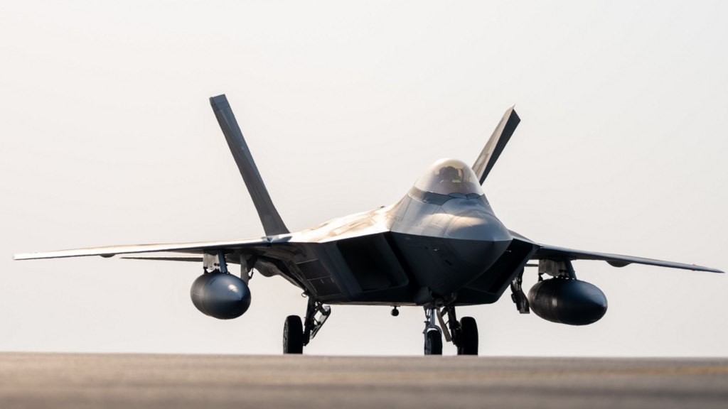 מטוס F-22 של צבא ארה"ב (מתוך X) מטוסי קרה F-22 של חיל האוויר האמריקני הגיעו לאזור האחריות של פיקוד מרכז