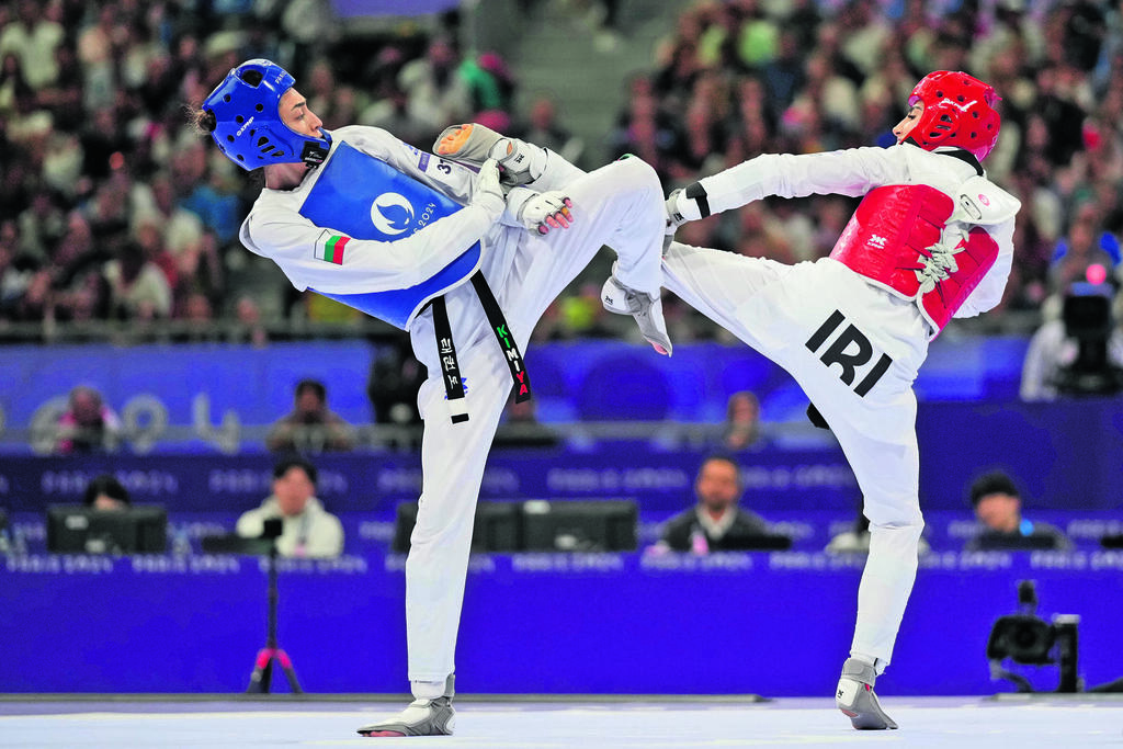 קייניצ'אנדה משגרת בעיטה לעבר עליזאדה