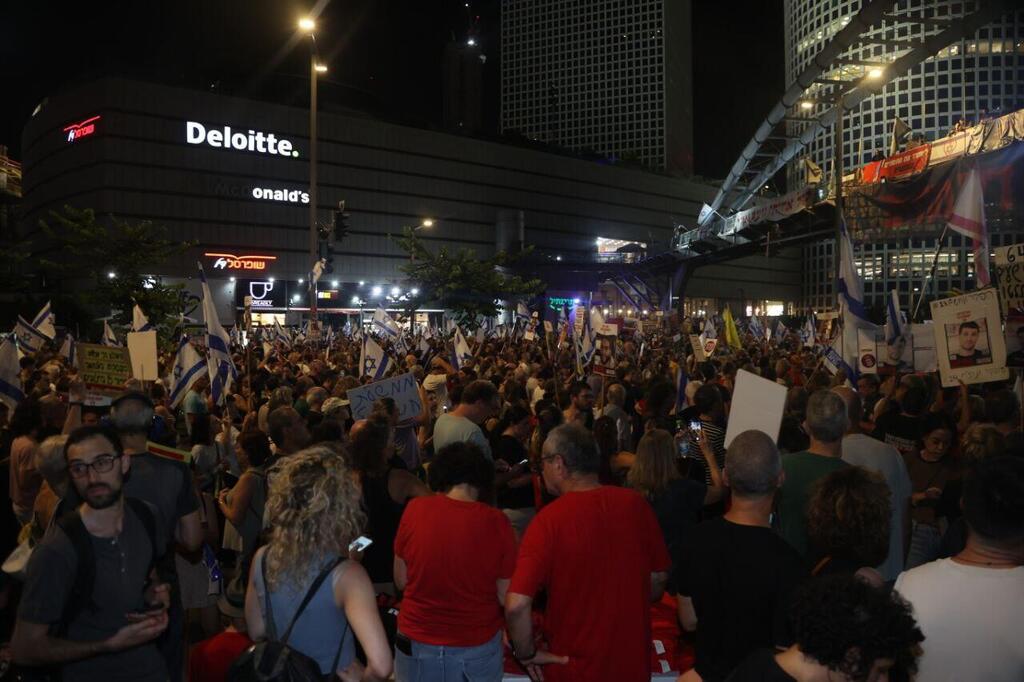 צילום: מוטי קמחי מחאה נגד הממשלה בגשר בגין, תל אביב