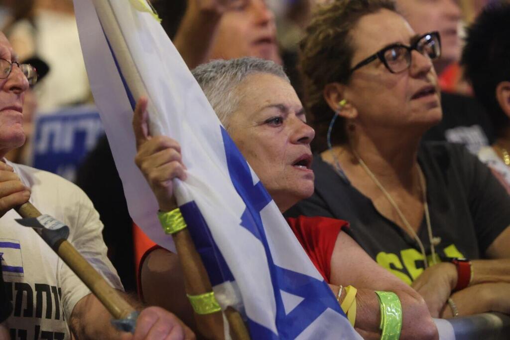 דורשים עסקה, אמש בתל אביב (צילום: מוטי קמחי) מחאה נגד הממשלה בקפלן, תל אביב