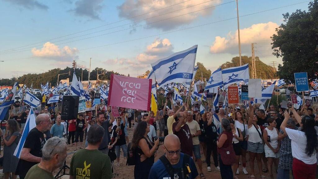 מחאה בצומת כרכור (צילום: מרטין) מחאה נגד הממשלה בצומת כרכור