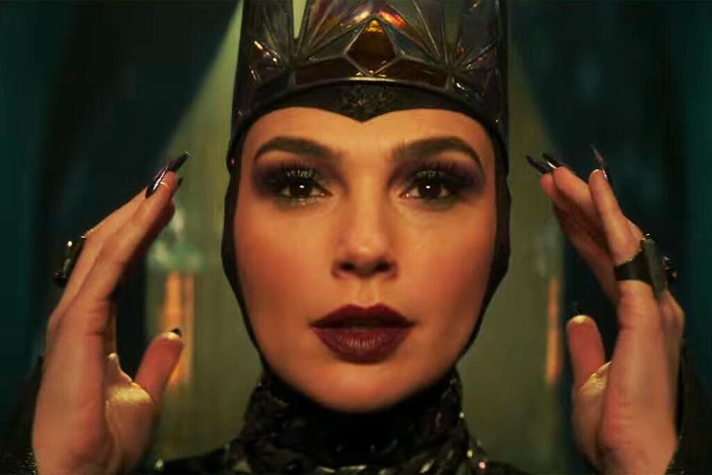 Gal Gadot as the Evil Queen (Screenshot: From the trailer, courtesy of Disney+) מתוך "שלגיה"