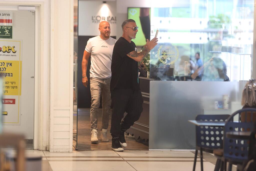 והכי חשוב לנשק את המזוזה (צילום: מוטי לבטון) פפראצי
