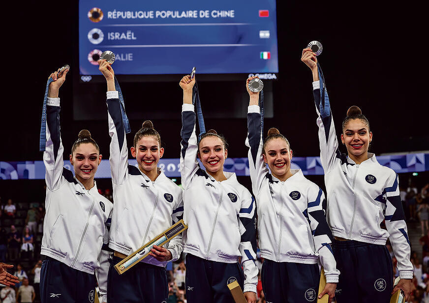 חמש המופלאות עם המדליות. "עבדנו כל כך קשה" | צילום: עוז מועלם yk14034198