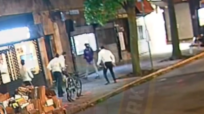 The suspect confronting Jewish men (Photo: Shmira Public Safety) הדוקר מול כמה צעירים חרדים