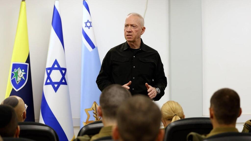 שר הביטחון יואב גלנט ביקר היום בבסיס קליטה  ומיון בתל השומר וקיבל סקירת  נתוני גיוס
