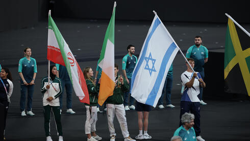 דגלי איראן וישראל זה לצד זה: אולימפיאדת פריז 2024 ננעלה בטקס סיום מרהיב