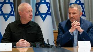 שר הביטחון יואב גלנט בסקירה ביטחונית לועדת חוץ וביטחון, בראשות ח״כ יולי אדלשטיין