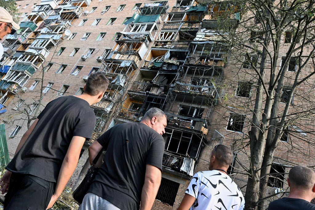 הרס בחזית בניין בקורסק, שלדברי רוסיה נפגע במתקפה האוקראינית: "פוטין, תעזור לנו" (צילום: Kommersant Photo/Anatoliy Zhdanov via REUTERS) רוסיה הרס ב מחוז קורסק פלישה של אוקראינה