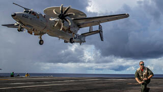 מטוס E-2 הוקאיי על סיפון נושאת המטוסים אברהם לינקולן