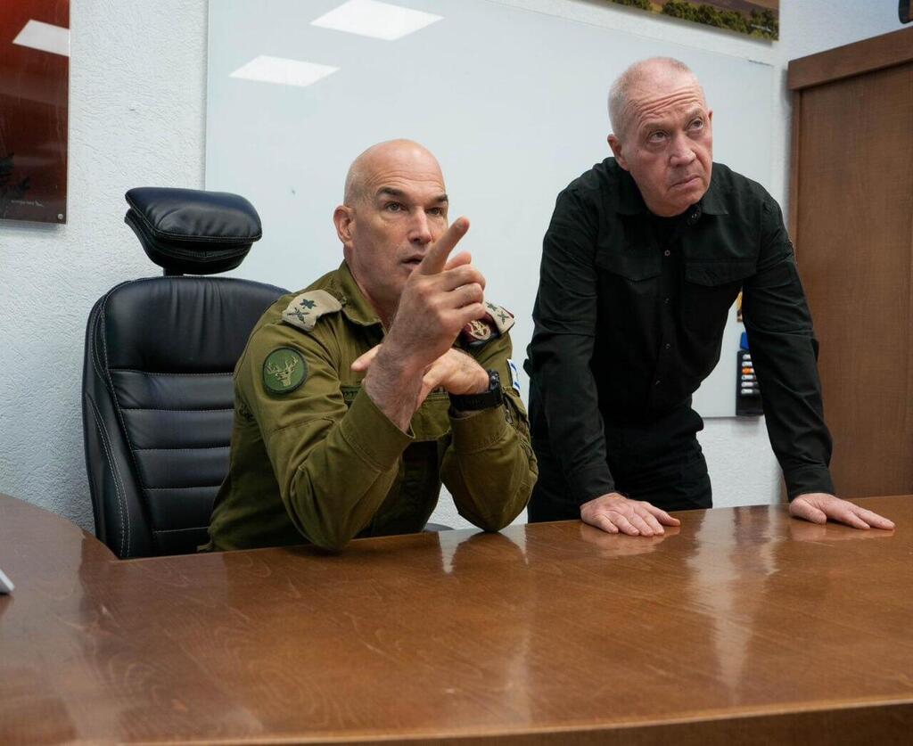צילום: אריאל חרמוני, משרד הביטחון יואב גלנט בסקירה שמקבל בבסיס המודיעין שבצפון