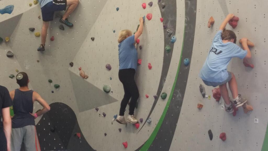 ילדי הקייטנה על קיר טיפוס (צילום: אלבום ביתי) ילדי הקייטנה על קיר טיפוס