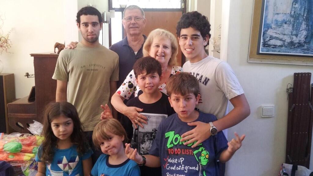 נחום ושלומית קמינקא עם הנכדים (צילום: אלבום ביתי) נחום ושלומית קמינקא עם הנכדים