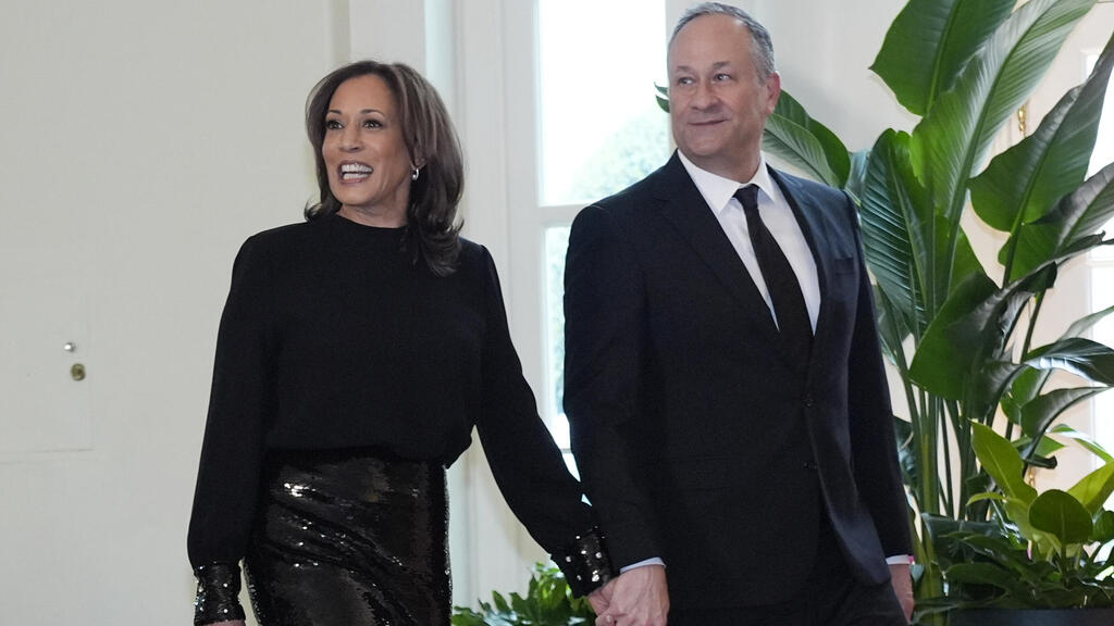 Kamala Harris and Doug Emhoff (Photo: Jacquelyn Martin / AP) קמלה האריס ודאג אמהוף
