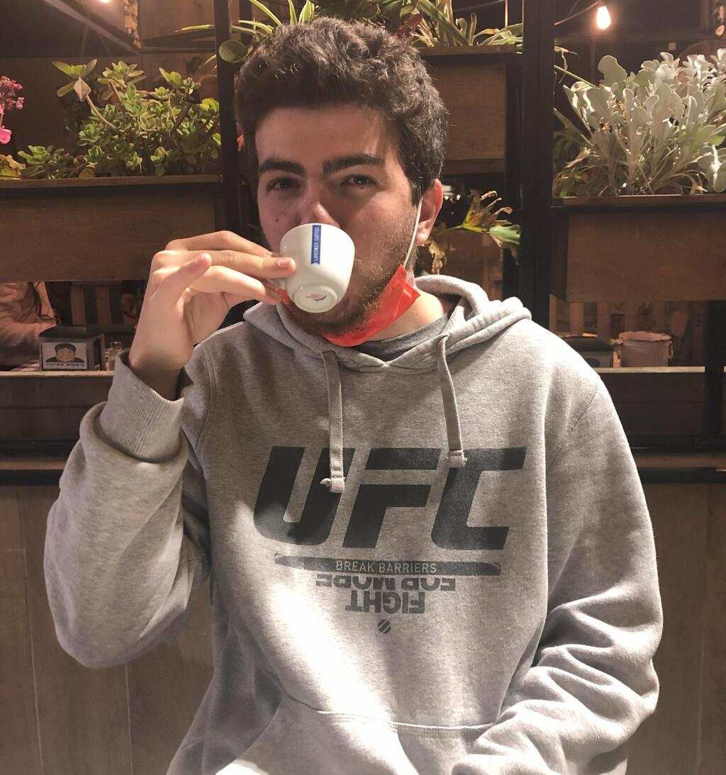 ינאי קמינקא ז"ל, תמיד עם קפה שחור (צילום: אלבום ביתי) ינאי קמינקא ז"ל, תמיד עם קפה שחור