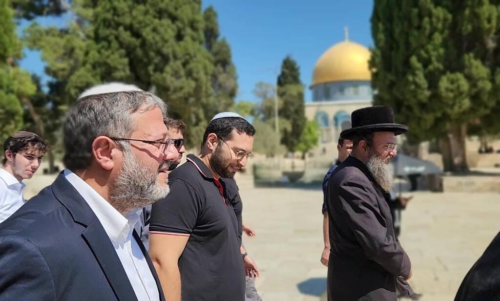 National Security Minister Itamar Ben-Gvir at the Temple Mount (Photo: Arnon Segal) השר לביטחון לאומי איתמר בן גביר ושר הנגב והגליל יצחק וסרלאוף בהר הבית עם ראש מינהלת הר הבית הרב שמשון אלבוים