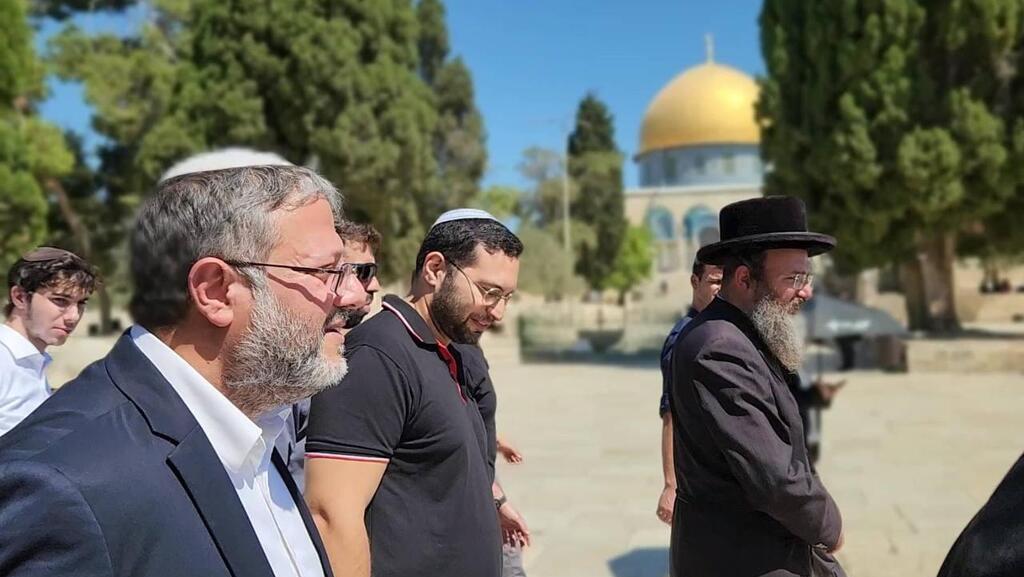 Itamar Ben-Gvir on Temple Mount (Photo: Arnon Segal) השר לביטחון לאומי איתמר בן גביר ושר הנגב והגליל יצחק וסרלאוף בהר הבית עם ראש מינהלת הר הבית הרב שמשון אלבוים