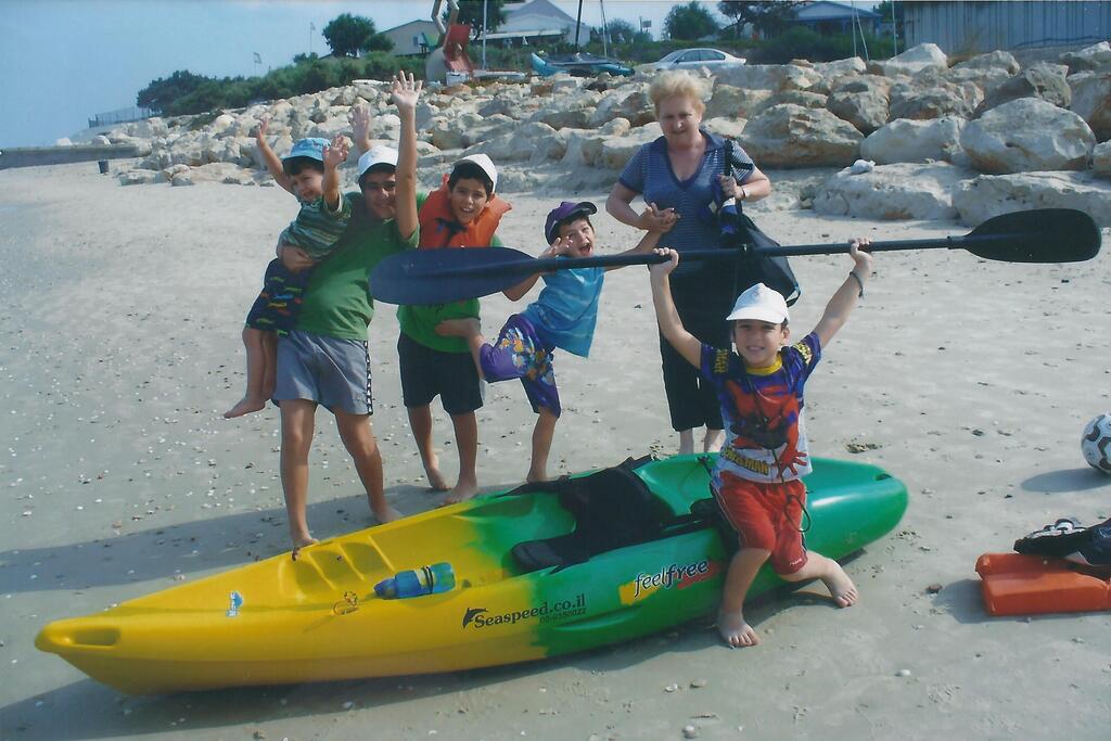 חותרים בקייאק, קייטנת קמינקא, מחזור 2008 (צילום: אלבום ביתי) חותרים בקייאק, קייטנת קמינקא, מחזור 2008