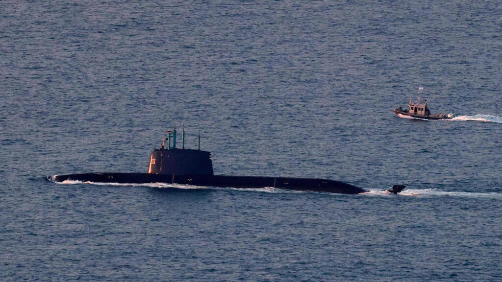 Submarine of the Israeli Navy (Photo: Menahem Kahana / AFP) צוללת חיל הים מול חופי חיפה