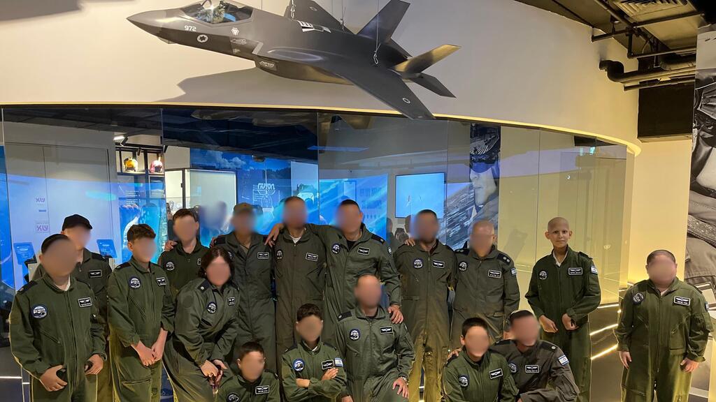 The children battling cancer with Israeli Air Force pilots (Photo: IDF Spokesperson's Unit) ילדי זכרון מנחם וטייסי חיל האוויר