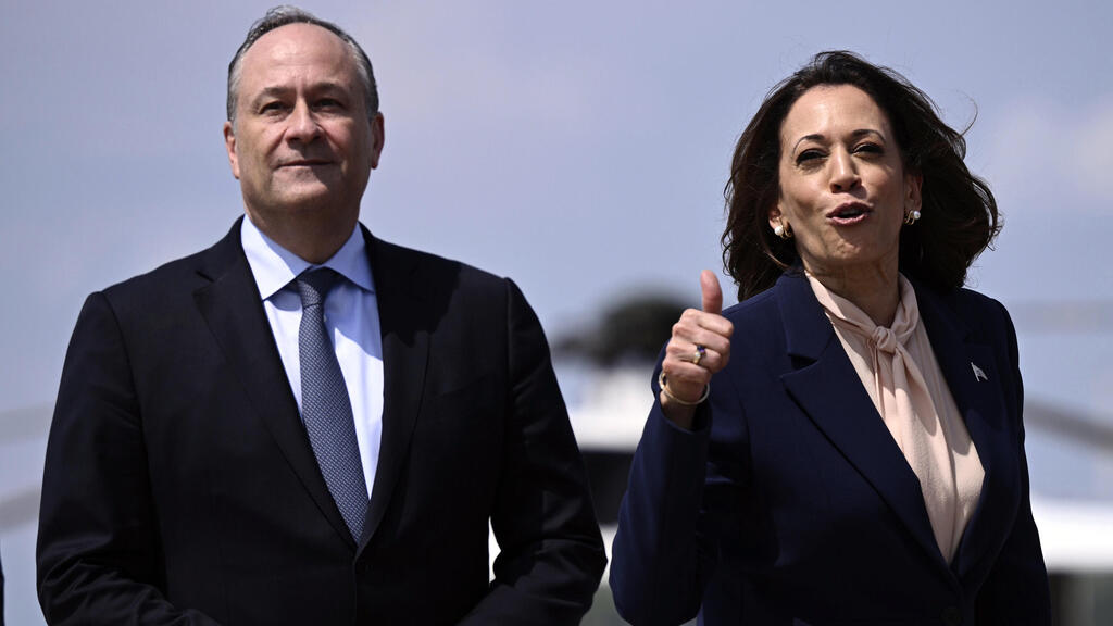 קמלה האריס ודאג אמהוף (צילום: Brendan Smialowski, AP) קמלה האריס ודאג אמהוף